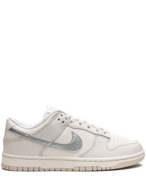 Nike Shoes That Go With Everything, Trend Sneakers, Basket Style, Shoe Wishlist, Metallic Look, Shoe Inspo, Cute Nikes, Trending Sneakers, Swag Shoes