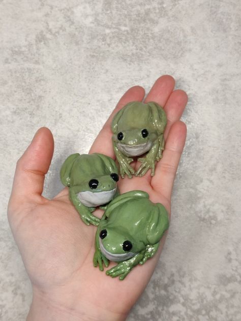 Polymer Clay Tree Frog, Clay Tree Frog, Frog Made Out Of Clay, Realistic Clay Animals, Diy Clay Frog, Frog Clay Art, Ceramics Frog, Air Dry Clay Frog, Frog Clay Sculpture