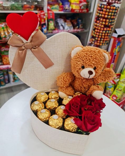 Regalo San Valentino Lui, Box San Valentin, Baskets For Valentines Day, San Valentin Ideas Para Vender, Ideas De San Valentin, Ideas San Valentin, Ideas Para San Valentin, Women Gifts Ideas, Woman In Her 20s