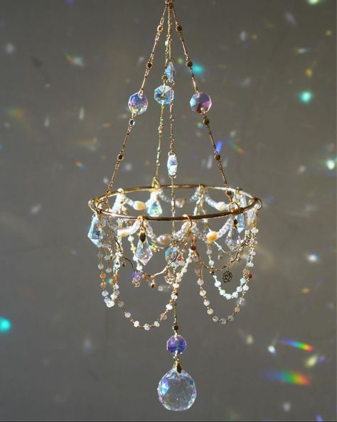 Light Catchers Diy, Wire Suncatcher Diy, Diy Crystal Suncatcher, Beaded Suncatcher Diy, Diy Chandelier Ideas, Suncatcher Chandelier, Chandelier Diy Crystal, Mobile Suncatcher, Bead Sun Catcher