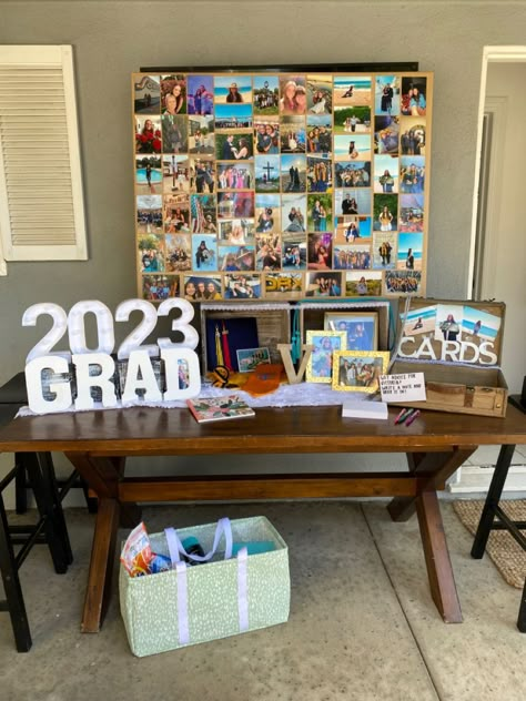 Picture Table Graduation Party, Photo Board Graduation Party, Cheap Grad Party Ideas, Grad Party Drink Ideas, Grad Dinner Decorations, Easy Grad Party Decorations, Cute Grad Party Decorations, Colorful Graduation Party Decorations, Grad Party Menu Ideas