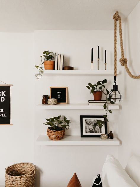 Simple decorations to put on floating shelves - boho bedroom inspiration What To Put On Shelves, Shelf Decor Bedroom, Floating Shelf Decor, Deco Studio, Bathroom Decor Apartment, Bathroom Decor Ideas Colors, Floating Shelves Diy, Living Room Shelves, Hygge Home