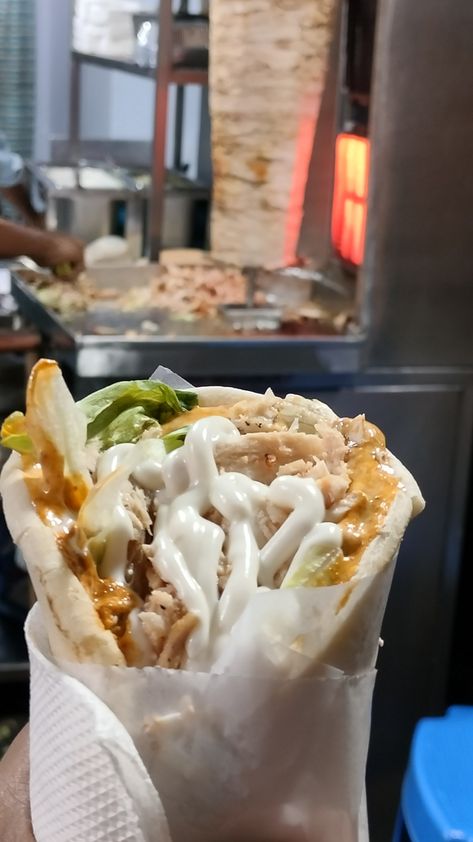 Shawarma Snapchat Story, Shawarma Pictures, Shawarma Aesthetic, Shawarma Food, Feast Mode, Jai Hind, Foodie Instagram, Food Medicine, Chicken Shawarma