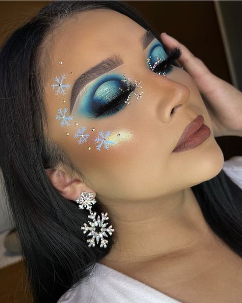 Snow Makeup Looks Simple, Snow Inspired Makeup, Winter Wonderland Makeup Ideas, Snowflake Makeup Simple, Frost Bite Makeup, Winter Wonderland Makeup Looks, Snowflake Makeup Looks, Elsa Makeup Look, Snowflake Eyeshadow