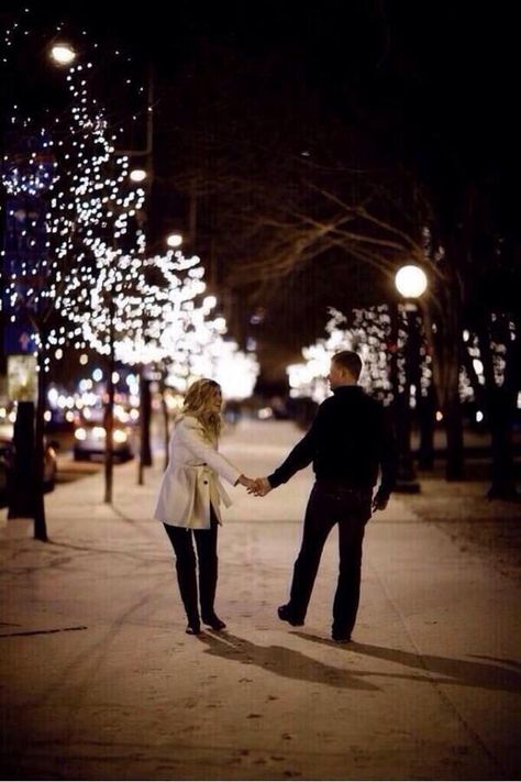 A snowy winter night Night Engagement Photos, Winter Date Ideas, Chicago Christmas, Classy Hair, Christmas Engagement, Fotos Goals, Winter Engagement Photos, Christmas Photography, Winter Engagement