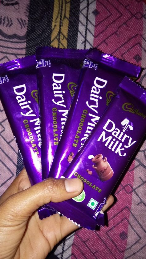 Giral Photo, Chocolate Dp, Burned Hand Pic, Dairy Milk Chocolate Snap, Somali Girl, Chocolate Calories, Chocolate Tumblr, Fast And Furious Actors, Chocolate Pictures