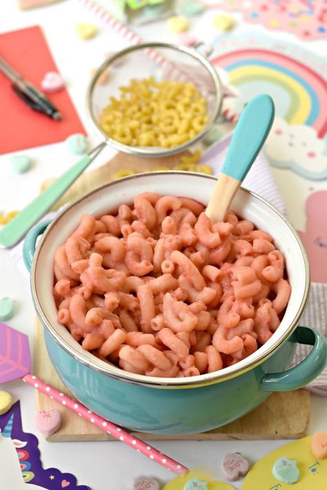 Add a tint of color to your dinner with this Pink Mac n Cheese. Dairy free and hidden with veggies, it's a fun, healthy Valentine's meal for your family. Pink Mac And Cheese, Valentine's Meal, Dairy Free Mac N Cheese, Pink Diner, Movie Food, Diner Party, Beans Recipes, Healthy Valentines, Pink Food