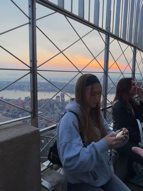 Amazing view over New York City 🏙️ Empire State Building Instagram Pictures, Empire State Building Outfit, Nyc Empire State Building, Empire State Building Aesthetic, Empire State Building View, New York City Pictures, Building Aesthetic, Nyc Summer, New York Aesthetic