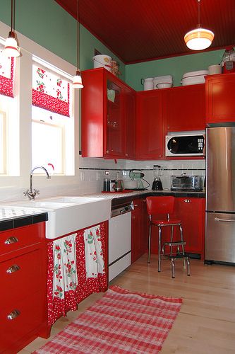 Red cabintes with green walls.  Google Image Result for http://casapinka.typepad.com/.a/6a00d8341c964853ef0134852263b4970c-800wi Red Cabinets, Red Kitchen Decor, Teal Kitchen, Casa Country, Casa Vintage, Red Kitchen, Painting Kitchen Cabinets, Cool Ideas, Counter Tops