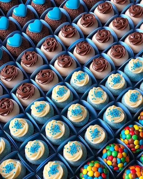 Aprenda as fazer os melhores brigadeiros e faturar muito altoo! 
Seja sua própria chef! 24th Birthday, Chocolate Candy Bar, 19th Birthday, Candy Cake, Dump Cake Recipes, Kids' Party, Blue Party, 15th Birthday, Candy Party