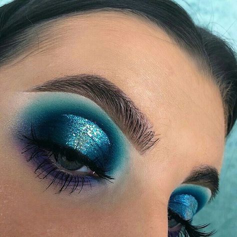 Colourful Eyeshadow, Halo Eyes, Monochromatic Blue, Halo Eyeshadow, Halo Eye Makeup, Makeup Christmas, Rave Makeup, Beautiful Eye Makeup, Dramatic Makeup