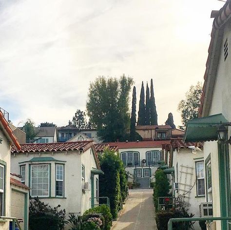 @walkinglosangeles on Instagram: "A unique grouping of 10 bungalow apartments climbing up a hillside in Silverlake, built in 1939. This is what Adrian Scott Fine, director of advocacy for the Los Angeles Conservancy, had to say about bungalow courts. “Everyone wants a nice place to live that has dignity, and that’s really what bungalow courts were all about. You weren’t just put in a nameless apartment building; you had your own front door, you had your own back door.” #SilverLake . . . . . #bu Los Angeles Cottage, Silverlake Apartment, Streetscape Architecture, Bungalow Court, Los Angeles Bungalow, Bungalow Apartment, Hillside House, Nice Place, Place To Live