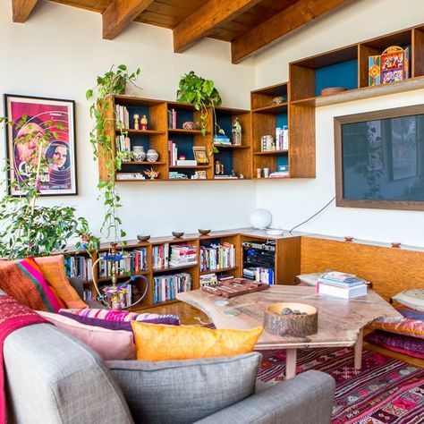 Seriously Happy Homes on Instagram: “Doesn’t this living space we saw on @apartmenttherapy feel like a happy home?! ☀️ Well happy homes are our middle name! (Or quote…” Living Room Trippy, Small Dining Room Round Table, Maximalist Office, Dining Room Round Table, Mid Century Bookcase, Small Dining Room, Living Room Photos, Deco Boheme, Los Angeles Homes