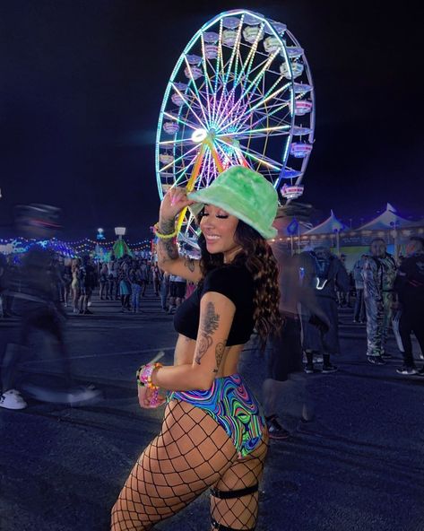 𝓫𝓪𝓸𝓫𝓪𝓲 ♡ on Instagram: “Wow @edc_lasvegas, you are so magical! 🌈🌟🎡💜” Rave Pose Ideas, Rave Pictures Ideas, Bear Rave Outfit, Rave Aesthetic Outfit, Edm Outfits Rave, Beyond Wonderland Rave, Rave Girl Outfits Edm, Hard Summer Festival, Summer Rave Outfits