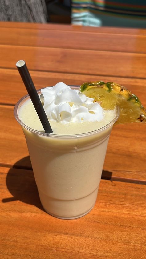 Piña Colada Astetic, Piña Colada Aesthetic, Pina Colada Aesthetic, Pina Colada Drinks, Pastries Recipes Dessert, Fresh Fruit Smoothies, Mural Kitchen, Iced Drinks Recipes, Pretty Alcoholic Drinks