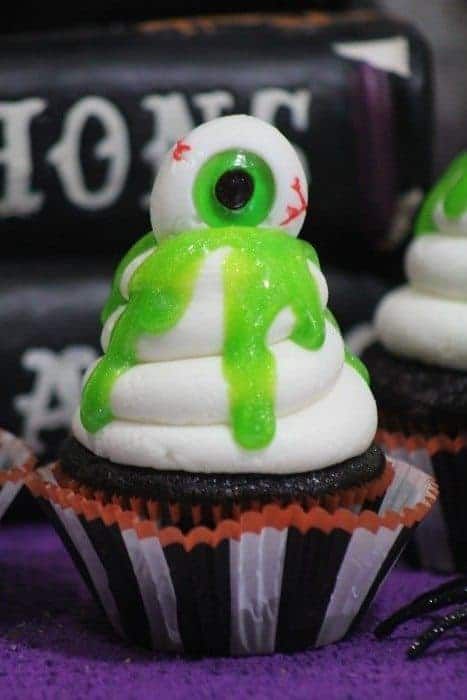 Slime Eyeball Halloween Cupcakes Eyeball Cupcakes, Halloween Cupcake Ideas, Party Planning Food, Eyeball Halloween, Halloween Food Cupcakes, Table Pieces, Perfect Halloween Party, Halloween Party Treats, Spooky Food