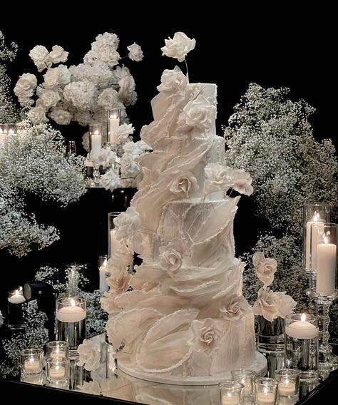 Extravagant Wedding Cakes, Big Wedding Cakes, Floral Styling, Instagram Cake, Dream Wedding Decorations, Dream Wedding Cake, Extravagant Wedding, Modern Wedding Cake, Wedding Cake Decorations