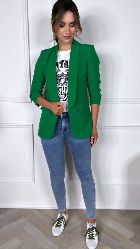 Green Blazer Outfit Women, Green Blazer With Jeans, Work Outfits Colorful, Blazer Verde Outfit, Colorful Jeans Outfit, Outfit Con Verde, Outfits Con Blazer Verde, Blazer Con Jeans, Jeans With Blazer Outfit