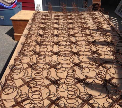 Mattress Spring Crafts, Rusty Bed Springs, Old Bed Springs, Bed Spring Crafts, Can Upcycle, Old Beds, Antique Beds, Bed Springs, Spring Projects