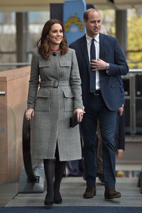 12 of Kate Middleton's best LK Bennett outfits - from chic dresses to sell-out shoes and handbags - Photo 11 Empress Earrings, Moda Kate Middleton, Blue Pencil Dress, Coat Dresses, White Coats, Looks Kate Middleton, Duchesse Catherine, Mulberry Bayswater, Kate Middleton Prince William