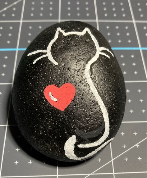 Black Rock Painting Ideas Easy, Painting On Black Rocks, Black Rock Painting, Rock Painting Cats, Black Painted Rocks Ideas, Black Painted Rocks, Black Rock Painting Ideas, Rock Painting Ideas Black Background, Cat Rock Painting Ideas