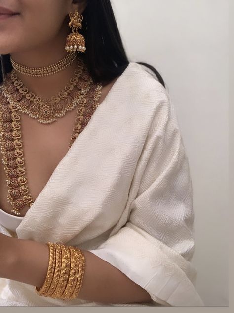 Indian wedding temple jewelry Royal Curtains, Turkish Gold Jewelry, Statement Jewelry Outfit, South Asian Jewelry, Jewellery Photoshoot, Vintage Indian Jewelry, Smart Casual Women Outfits, Indian Wedding Jewelry Sets, Simple Saree Designs