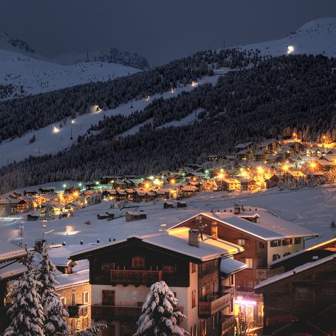 City of Livigno in the italian alps at about 1800m. Livigno Italy, Ski Italy, Alps Skiing, Italy Winter, Christmas In Italy, Italian Life, Italian Alps, Snow Trip, Explore Italy