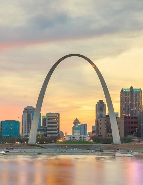 Today, the Gateway Arch is one of the most recognizable landmarks in the U.S. Eero Saarinen Architecture, St Louis Skyline, Great Places To Travel, Family Summer Vacation, Gateway Arch, Landmark Buildings, Road Trip Destinations, Eero Saarinen, New Museum