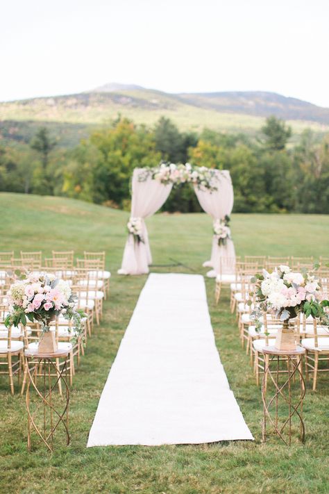 Outdoor Ceremony Aisle, Wedding Alter Flowers, Wedding Isle Runner, Isle Runners, Wedding Ceremony Setup, Wedding Aisle Outdoor, Wedding Ceremony Decorations Outdoor, Diy Outdoor Weddings, Backyard Wedding Ceremony