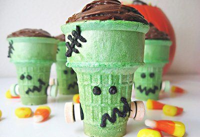 Halloween Frankenstein cupcakes by Designs by Megan Turnidge Frankenstein Cupcakes, Halloween Food Crafts, Green Ice Cream, Cupcake Cones, Dessert Parfait, Parfait Desserts, Ice Cream Cupcakes, Halloween Treats For Kids, Monster Cupcakes