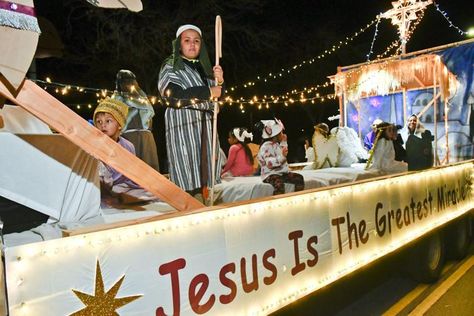 Nativity Float Parade, Nativity Parade Float Ideas, Hometown Christmas Parade Float, Christmas Parade Floats Church, Christian Christmas Float Ideas, Church Float Ideas For Parade, Church Christmas Float Ideas, Lighted Christmas Parade Floats, Christmas Parade Truck Ideas