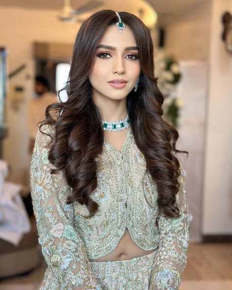 Pastel Green Lehenga Makeup, Makeup Inspo For Wedding, Middle Part Hairstyles For Wedding, Indian Party Makeup Hairstyles, Roka Ceremony Makeup Look, Indian Sangeet Makeup Look, Makeup Party Looks, Engagement Hairstyles For Long Hair, Engagement Make Up Natural