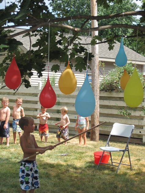 19 Fun Water Games to Enjoy This Summer #howdoesshe #watergames #summeractivities Ballon Pinata, Balloon Pinata, Fun Water Games, Outdoors Birthday Party, Outdoor Birthday, Summer Garden Party, Water Games, Water Party, Birthday Crafts