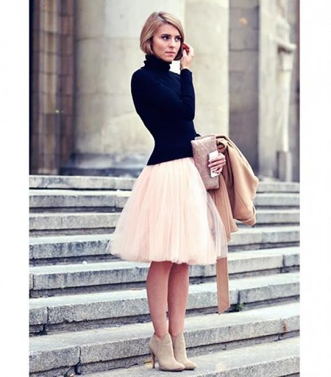 20 Chic Tulle Skirt Outfit Ideas | StyleCaster Rok Tile, Tulle Skirts Outfit, Gonna In Tulle, Pink Tulle Skirt, Feminine Skirt, Mode Tips, Chique Outfits, Skirt Outfit, Karen Millen