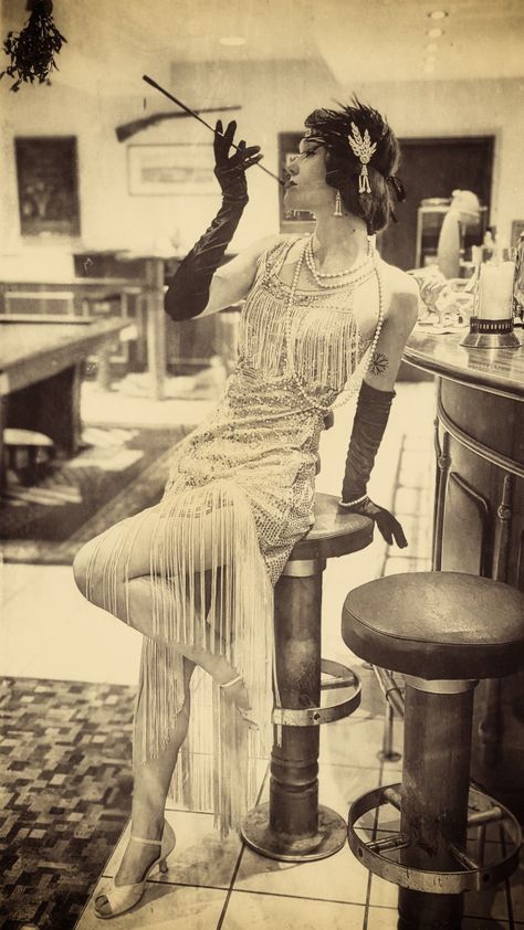 Vintage Aesthetic 20s, 20s Era Aesthetic, 1920s Vibes Aesthetic, The 1920s Aesthetic, 30s Party Outfit, 20s Speakeasy Fashion, French 1920s Fashion, Great Gatsby Party Outfit Ideas, 1920s Jazz Fashion