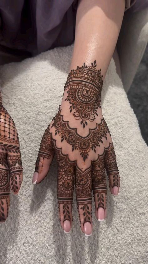 Beautiful Simple Mehndi Design, Front Mehndi Design, Finger Henna Designs, Henna Tattoo Designs Hand, Simple Henna Tattoo, Latest Henna Designs, Simple Mehndi Designs Fingers, Very Simple Mehndi Designs, Full Mehndi Designs