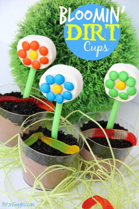 Fun dessert sure to put a smile on kids faces.These aren’t just the traditional dirt cup dessert. These are bloomin’ dirt cups! Because who can resist an edible flower to go along with the Oreo dirt and gummy worms? Snack Cup Ideas, Edible Dirt, Strawberry Printable, Dirt Cup, Marshmallow Flowers, Gift Ideas For Teachers, Dirt Cups, Baker Baker, Ideas For Teachers