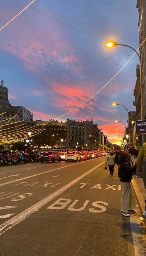 Barcelona Streets, Barcelona Aesthetic, Sky Gazing, Barcelona Street, Spain Aesthetic, View Sunset, France Aesthetic, Holiday Travel Destinations, Barcelona City