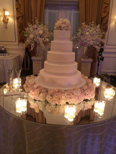 Cake table Quince Round Table Decorations, Quincenera Cake Table Ideas, Wedding Cake Display Table Elegant, Quinceañera Dessert Table, Quinceañera Cake Table, Quince Cake Table, Sweet 16 Cake Table, Quinceañera List, Round Cake Table