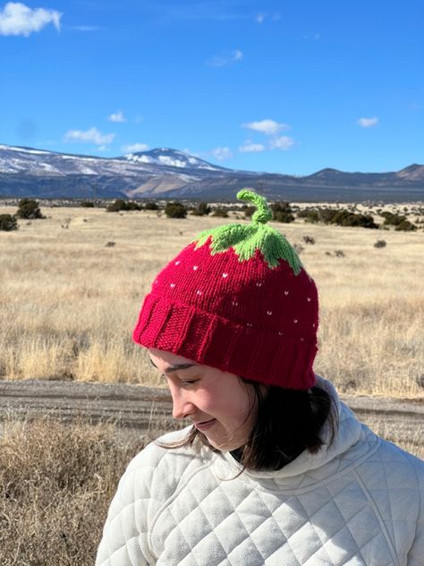 #knitting #knithatfashion #strawberry #knit #hat #etsy Knit Strawberry Hat, Cute Knit Hat, Strawberry Knitting Pattern, Crochet Oddities, Strawberry Knitting, Crochet Strawberry Hat, Knit Strawberry, Knit Baby Hats, Strawberry Knit