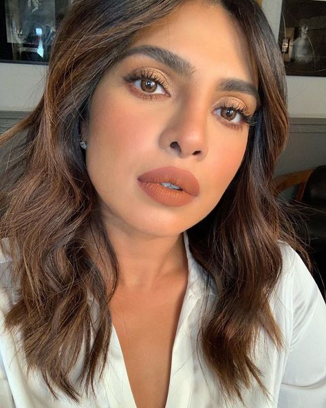 Priyanka Chopra Hair, Priyanka Chopra Makeup, Sunkissed Makeup, Orange Lipstick, Wavy Style, Lavender Hair, Wavy Hairstyles, Classic Hairstyles, Nude Makeup