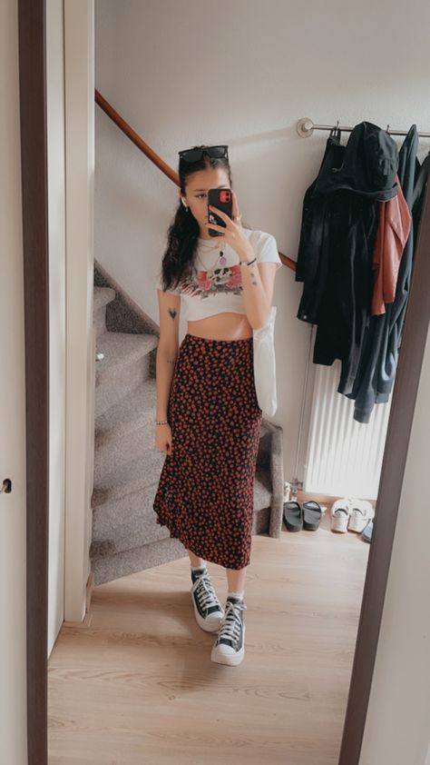 Converse Long Skirt Outfit, Converse With Long Skirt, Long Skirt With Converse, Hi Top Vans Outfit, Outfit Converse High, Converse High Outfit, Skirt With Converse, Ootd Totebag, Teen Ootd