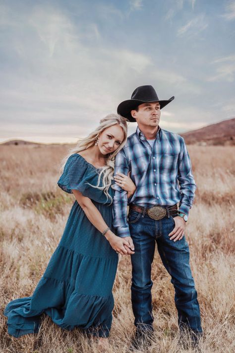 Horse Engagement Photos, Western Family Photos, Western Engagement Pictures, Western Couple Photoshoot, Western Engagement Photos, Farm Engagement Photos, Country Engagement Pictures, Cute Country Couples, Western Photoshoot