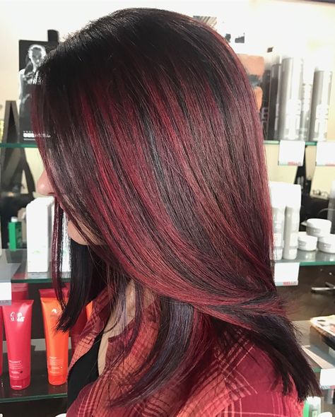 Bright Burgundy Highlights for Dark Brown Hair Dark Brown With Pink Highlights, Dark Brown Hair With Red Lowlights, 90s Hair Color, Dark Red Ombre Hair, Lowlights For Black Hair, Red Streaks In Brown Hair, Red Lowlights In Brown Hair, Sesame Syrup, Ombré Bob