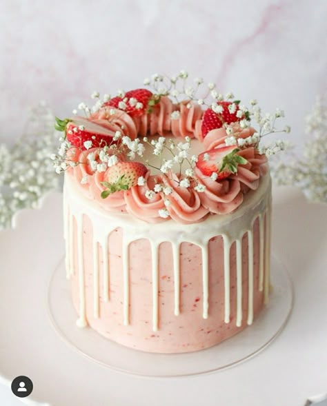 Berry Cakes Decoration, Elegant Strawberry Cake, Strawberry Chocolate Birthday Cake, Birthday Cake For Women Fruit, Strawberry Cakes Design, Cake With Strawberry Decoration, Strawberry Cake Decorations Birthday, Cake With Dipped Strawberries, Pretty Strawberry Cake