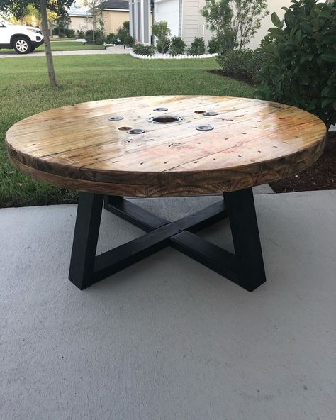 Table Made From Spool Cable Reel, Spool Tables Ideas, Wooden Spool Tables Diy, Wood Spool Coffee Table, Wooden Cable Reel Ideas, Large Wood Spool Ideas, Wooden Spool Coffee Table, Wooden Spool Dining Table, Cable Wheel Table