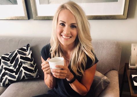 Carrie Underwood Makeup Guide – What She Uses! Carrie Underwood Makeup, Carrie Underwood Hair, Carrie Underwood Pictures, Carrie Underwood Style, Kellie Pickler, Carrie Underwood Photos, Calia By Carrie, Famous Singers, Carrie Underwood