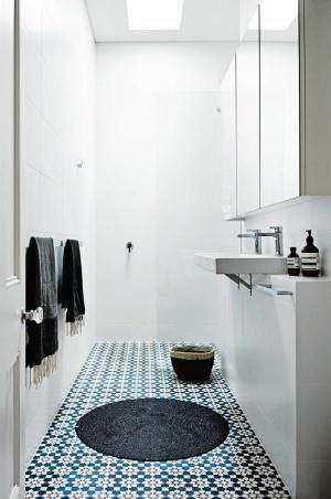 50 Beautiful Bathroom Idas: Invisible Walk-In Shower Narrow Bathroom Designs, Very Small Bathroom, Narrow Bathroom, Bad Inspiration, Gorgeous Bathroom, Tiny Bathrooms, Basement Bathroom, Upstairs Bathrooms, Bathroom Layout