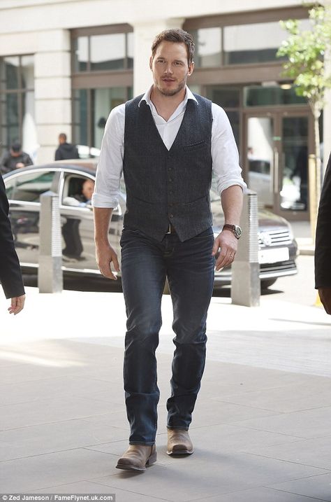 Chris Pratt charms on Jurassic World promo tour in London Vest Outfits Men, Waistcoat Outfit, Men Waistcoat, Mens Vest Fashion, Mens Waistcoat, Tweed Vest, Waistcoat Men, Chris Pratt, Vest Fashion