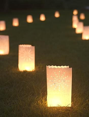 Paper lanterns = a great idea for an evening wedding. :) Diy Wedding Lighting, Outdoor Wedding Lighting, Diy Outdoor Weddings, Diy Outdoor Lighting, Candle Bags, Candle Luminaries, Lantern Ideas, Outdoor Candles, Outdoor Wedding Decorations